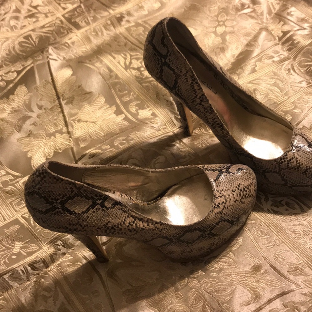 Sz 10 snake skin shoes. Run a little small.